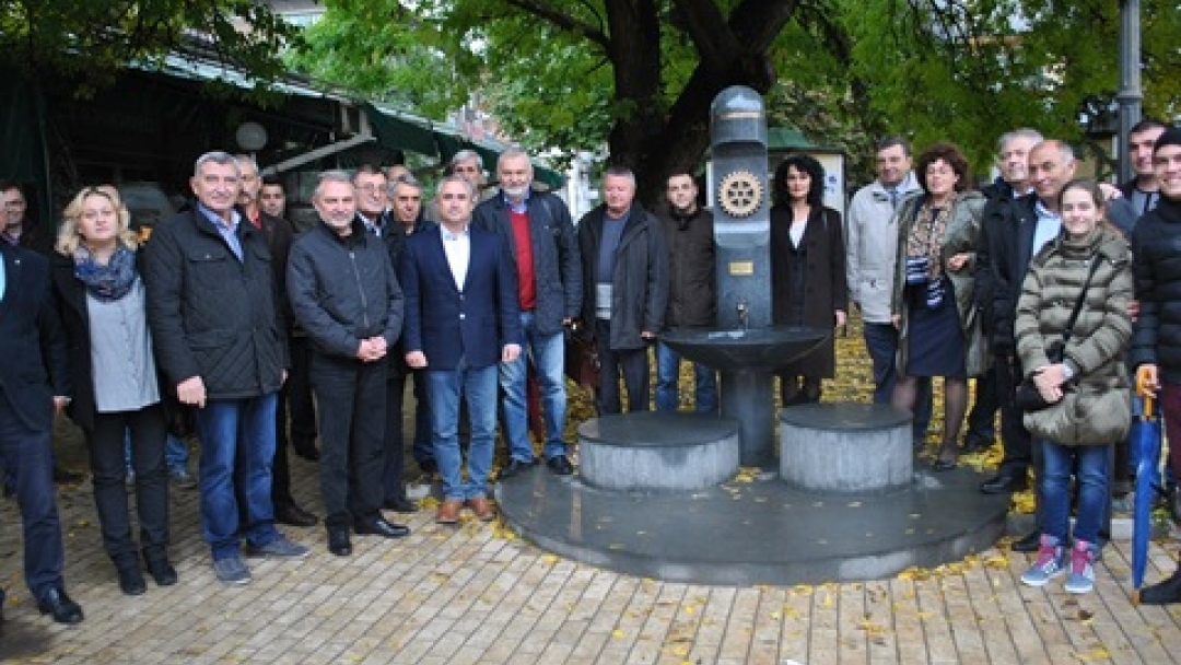 Възстановиха чешмичката срещу халите