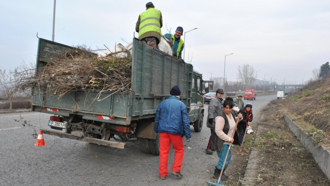 Топлото време развърза ръцете на комуналните фирми