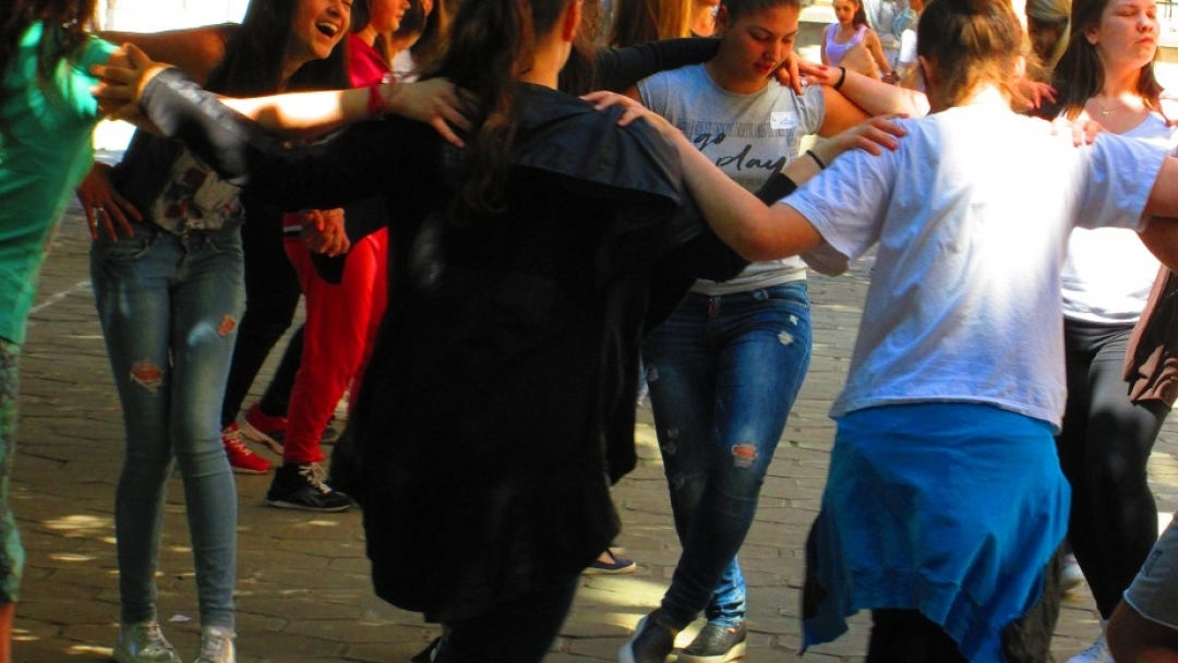 Ученици и родители в спортна надпревара  в  гимназия „Елиас Канети“