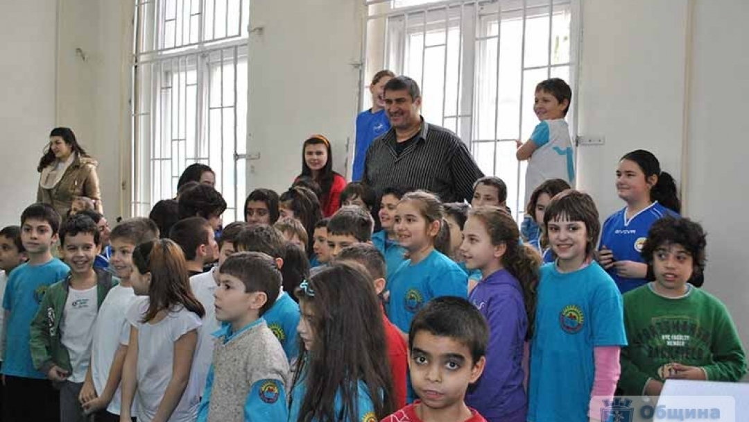 ЛЕГЕНДАТА ЛЮБО ГАНЕВ ДАДЕ СТАРТ НА СПОРТНА ПРОГРАМА В РУСЕНСКО УЧИЛИЩЕ 