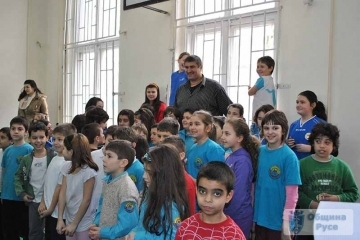 ЛЕГЕНДАТА ЛЮБО ГАНЕВ ДАДЕ СТАРТ НА СПОРТНА ПРОГРАМА В РУСЕНСКО УЧИЛИЩЕ 