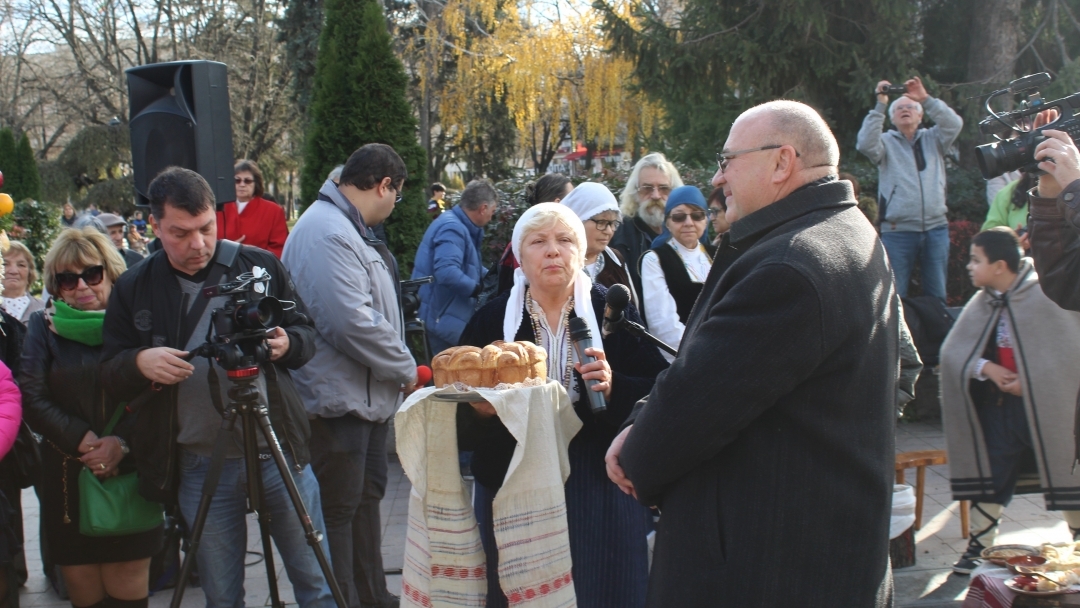 Традиционно русенско коледуване в центъра на града