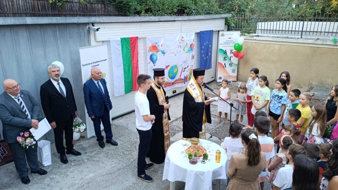 Deputy Mayor Encho Enchev honored the opening of the school year at the Bulgarian Sunday School in Bucharest