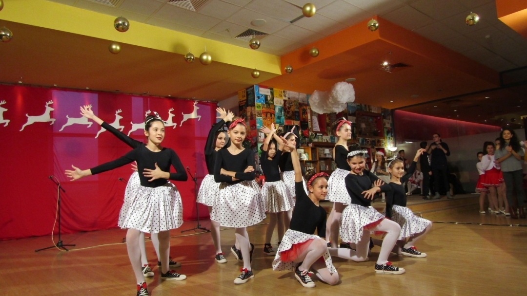 Общински младежки дом - Русе проведе поздравителен коледен концерт в MALL Rousse