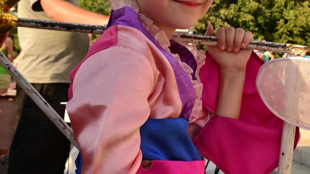 Цветен карнавал завладя центъра на Русе снощи