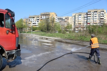 Продължава пролетното почистване на града   