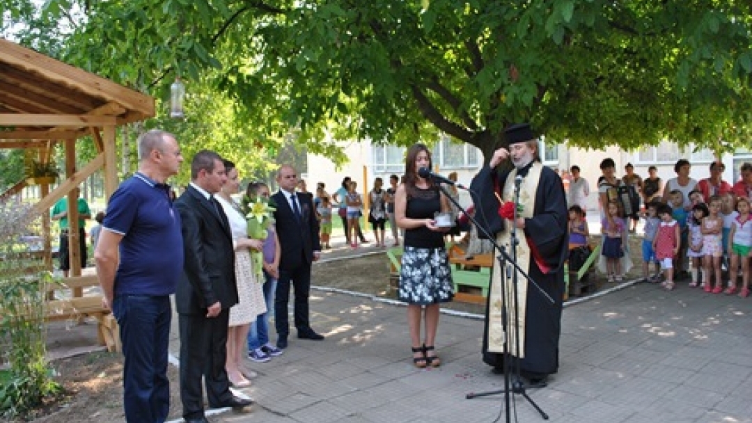 Министър Танева и кметът Стоилов откриха детска и спортна площадка в град Мартен