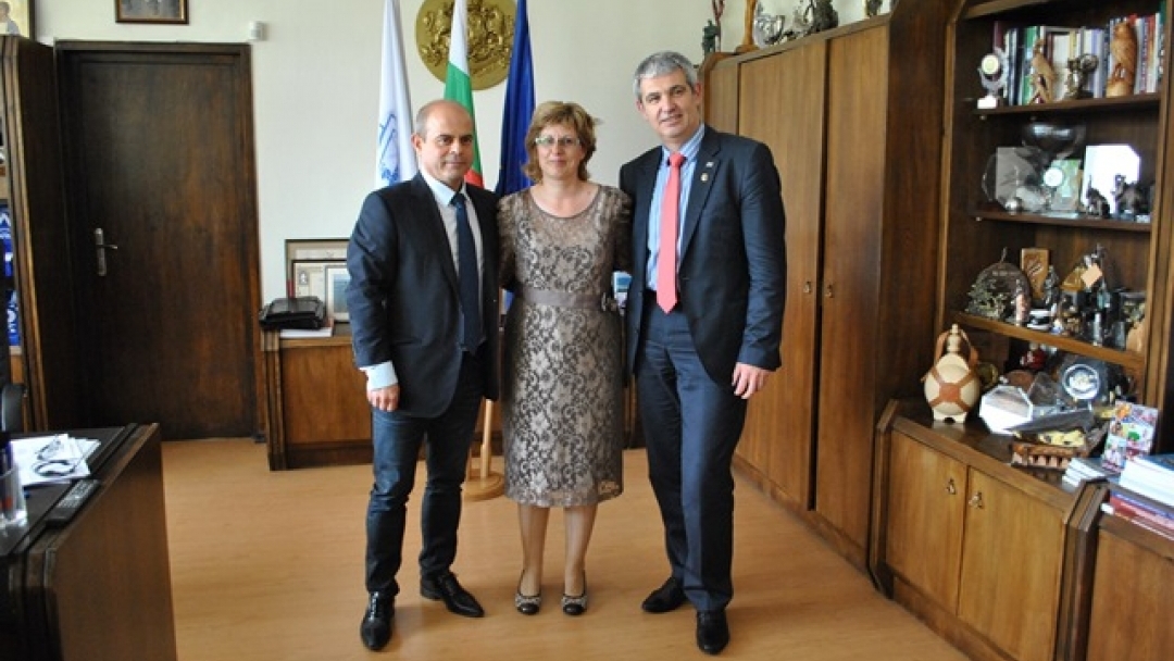 Кметът Пламен Стоилов връчи златна значка „Русе“ на президента на КНСБ – Пламен Димитров