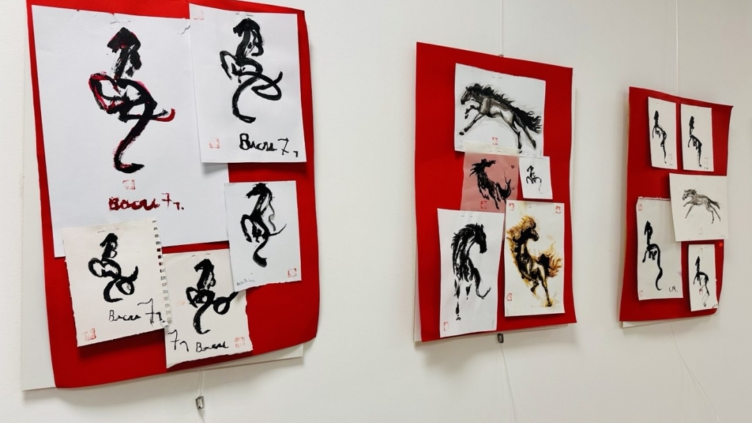 Калиграфия и детско творчество се срещнаха в изложбата „Годината на огнения кон“ в Русе