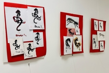 Калиграфия и детско творчество се срещнаха в изложбата „Годината на огнения кон“ в Русе