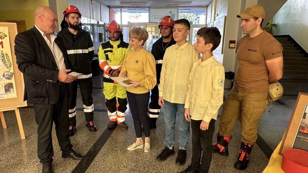 "Lyuben Karavelov" Primary School donated 1500 BGN. for the purchase of fire extinguishers for the volunteers of the Municipality of Ruse