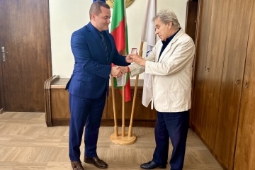 Пенчо Милков връчи златна значка „Русе“ на музиканта Пламен Загоров