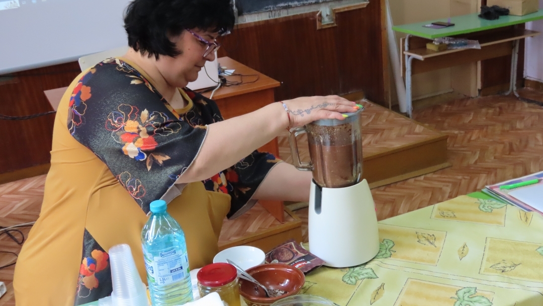 Теди Кацарова приготви здравословен течен шоколад с третокласници от ОУ „Олимпи Панов“