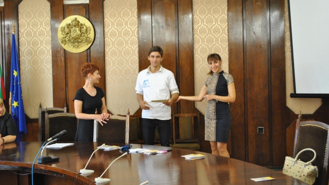 Наградиха млади доброволци