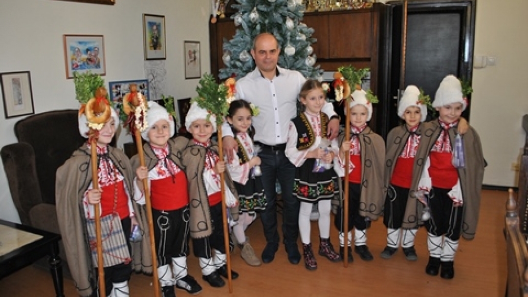 Коледари от ЦДГ „Чучулига“ наричаха за здраве в общината