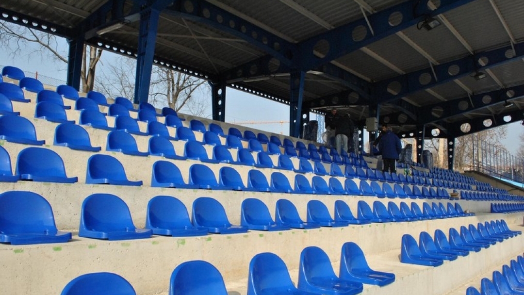 Монтират нови седалки на ВИП сектора на Градския стадион в Русе