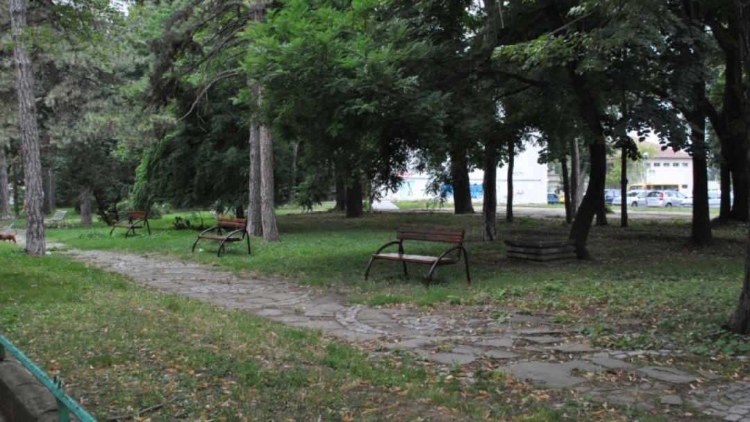 Община Русе поставя 123 нови пейки