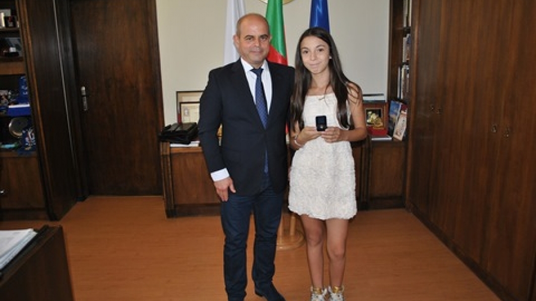 Кметът Пламен Стоилов отличи със златна значка „Русе“ Габриела Йорданова