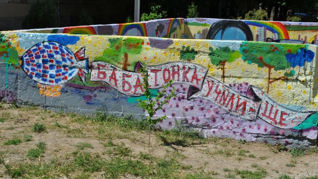 Възпитаници на Математическата гимназия вдъхнаха нов живот на подлеза край училището си