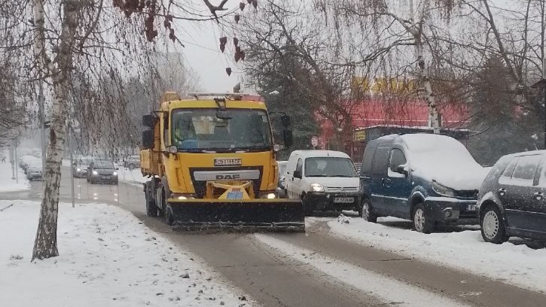 Фирмите за зимно поддържане осигуряват  проходимост на уличната и междуселищната мрежа в община Русе
