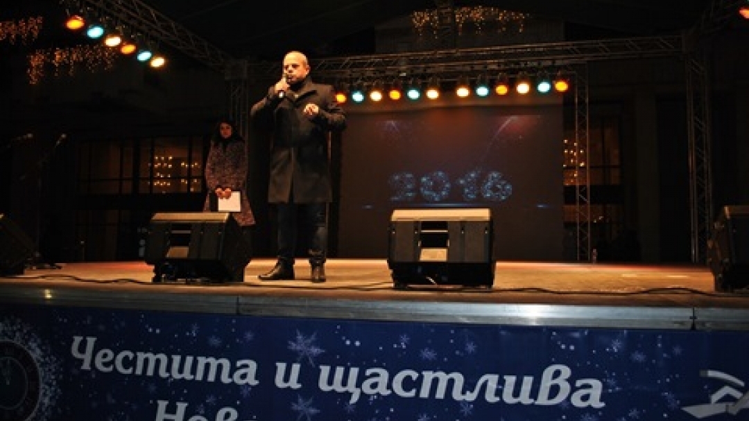  Хиляди русенци посрещнаха новата 2016-а на площада
