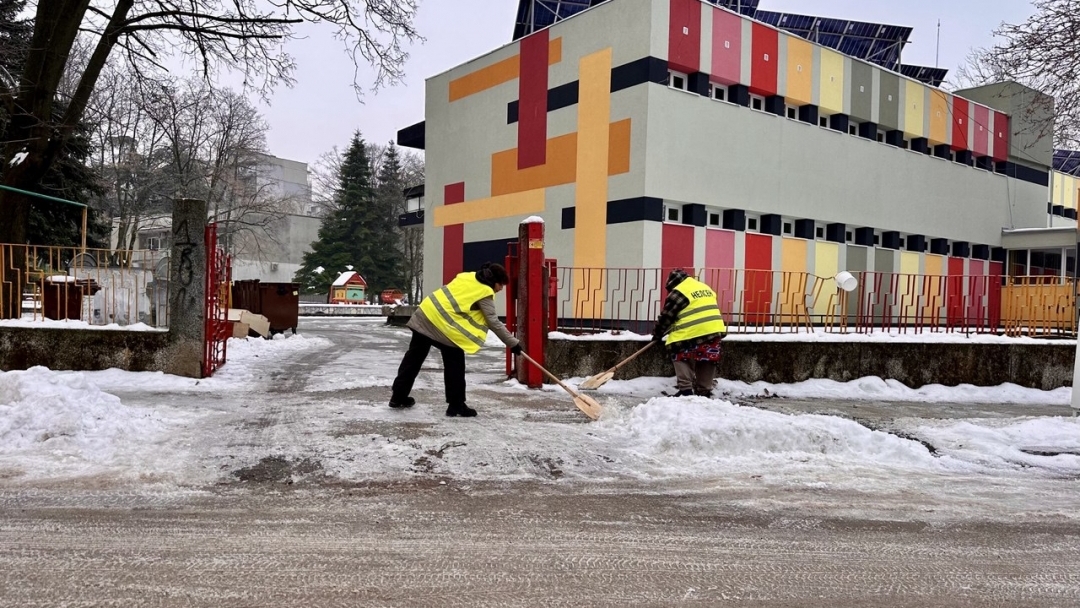 Над 150 служители са мобилизирани за обработка на тротоарите срещу заледяване
