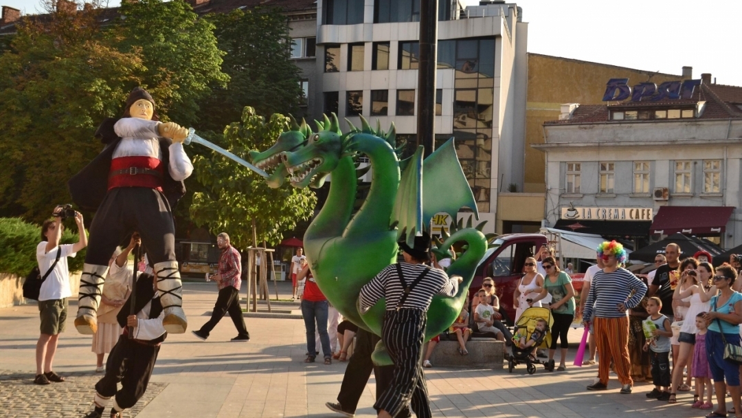 Цветен карнавал завладя центъра на Русе снощи