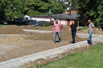 Кметът инспектира дейностите по изграждането на ново спортно игрище