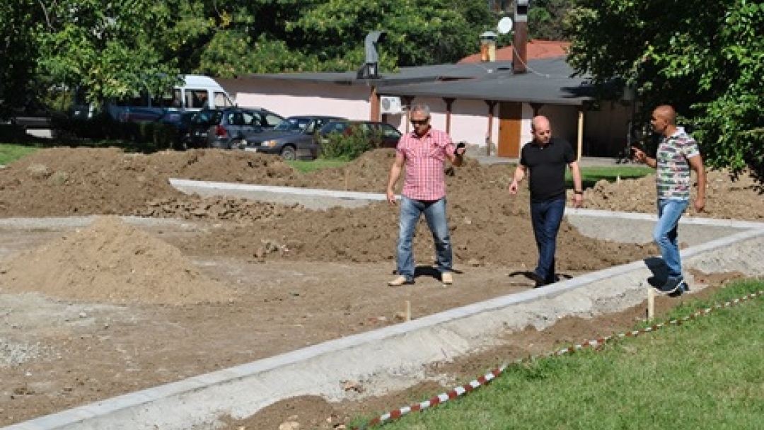 Кметът инспектира дейностите по изграждането на ново спортно игрище