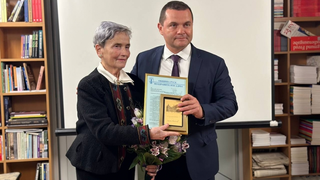 Кметът на Русе отличи проф. Пенка Ангелова за 20-годишнината на Австрийската библиотека „Елиас Канети“