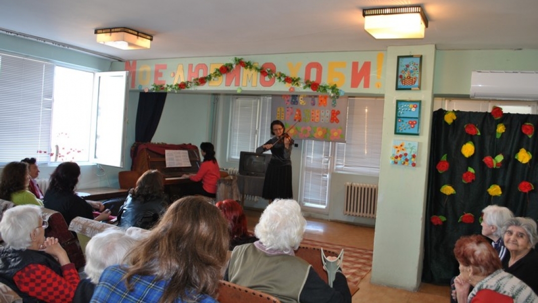 Концерт на цигуларката Деворина Гамалова в дом за стари хора «Възраждане»  