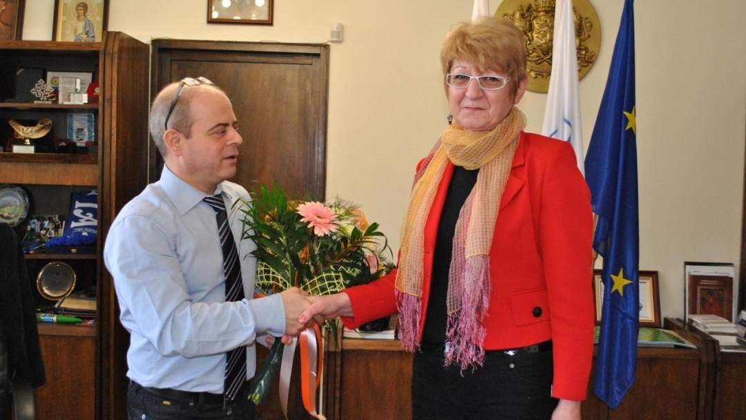 Двама общински директори и новия ръководител на РДНСК поздрави днес кметът Пламен Стоилов 