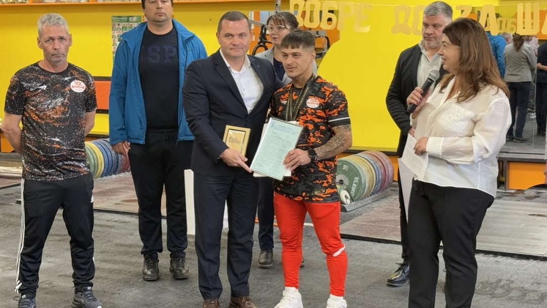 Пенчо Милков награди с почетен плакет вицешампиона от Европейското по щанги Дениз Данев