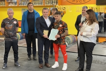 Пенчо Милков награди с почетен плакет вицешампиона от Европейското по щанги Дениз Данев