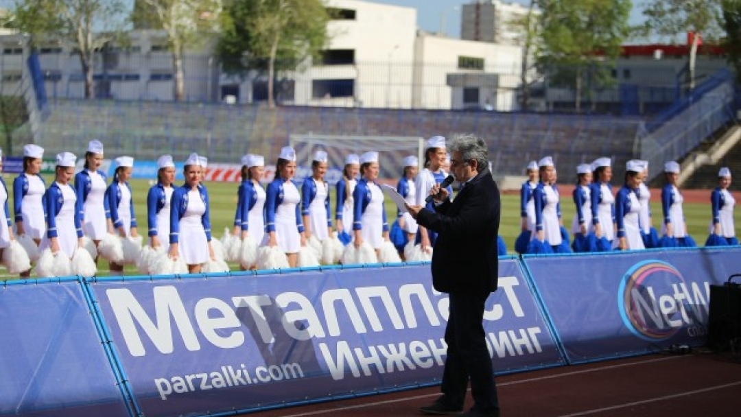 Мажоретки и Общински духов оркестър дадоха старт на футболната среща между отборите ва "Дунав" и "Локомотив" на Градския стадион