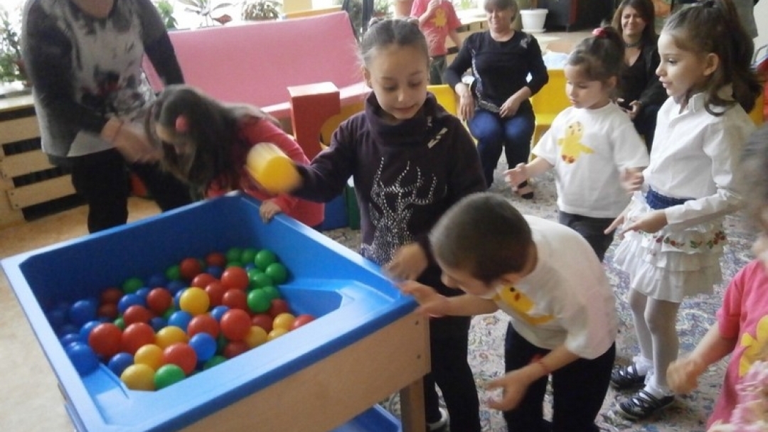 Деца със специални потребности посрещнаха пролетта