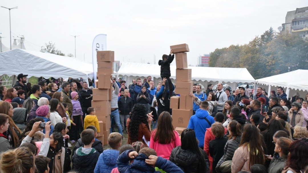 Кварталите „Дружба“ и „Чародейка“ в Русе празнуваха заедно с музика, танци и кулинарни битки