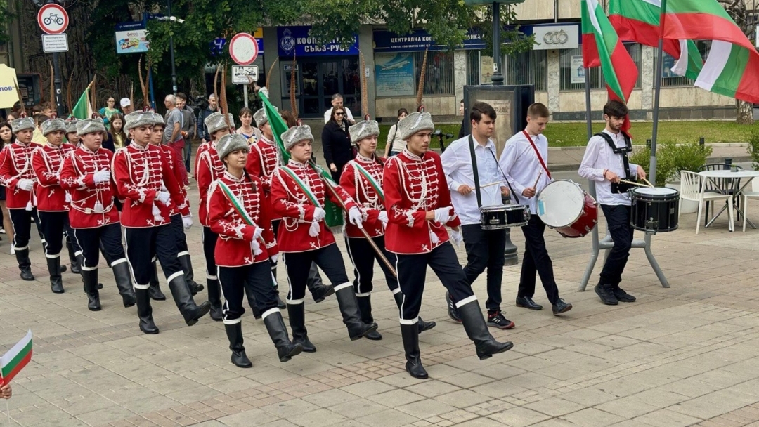 Русе отбеляза 24 май с тържествено шествие, празничен концерт и награди за изявени ученици