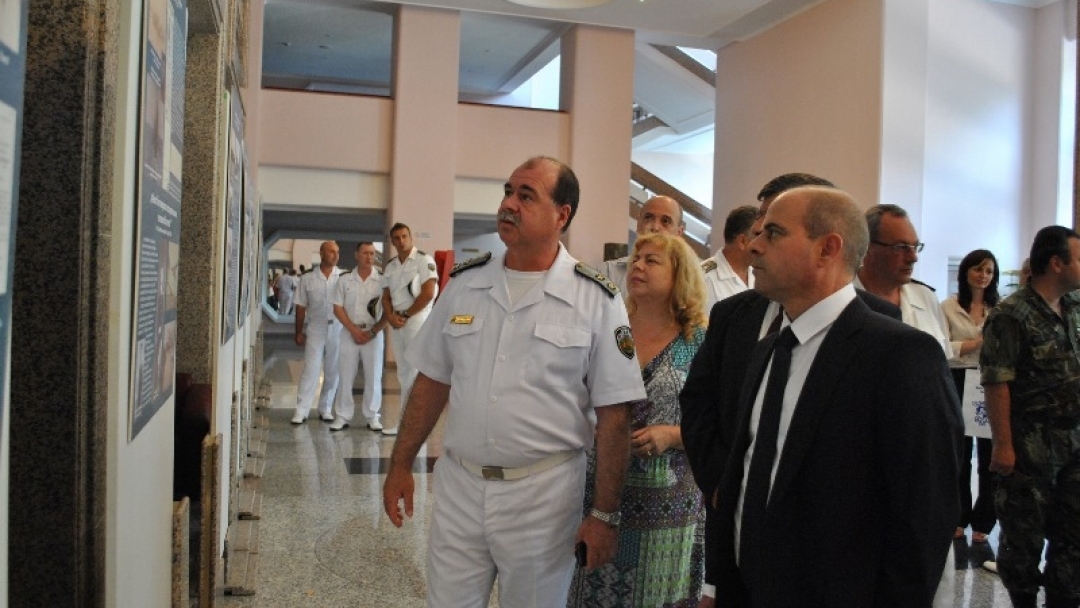 Кметът Пламен Стоилов награди трима военнослужещи по повод 135-та годишнина от създаването на военноморските сили