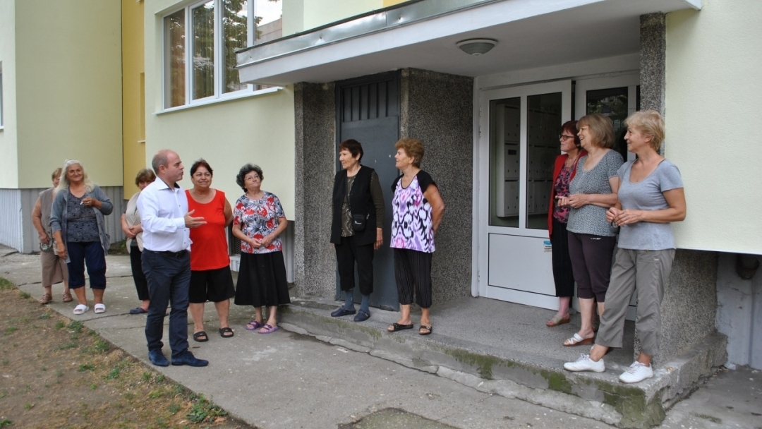 Кметът Пламен Стоилов инспектира първия завършен блок по Програмата за енергийна ефективност