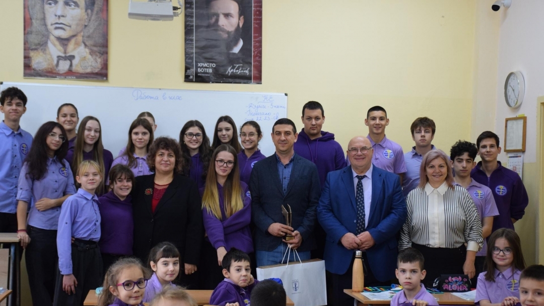 Наградиха учителите, носители на званието „Посланик на свободния дух в моето училище“ 202