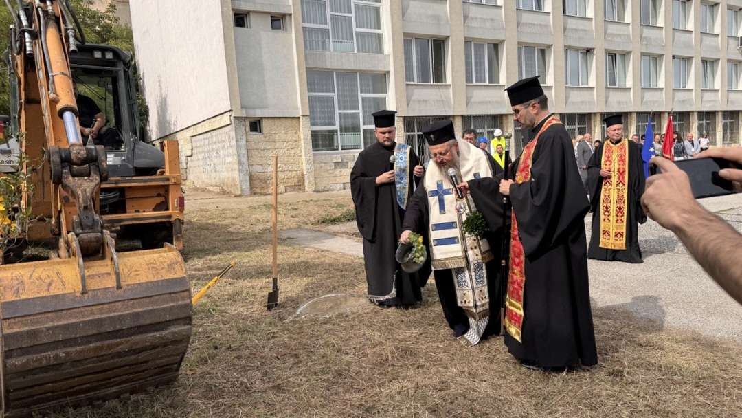 Направена бе първа копка на изграждането на физкултурен салон и топла връзка към ОУ „Никола Обретенов“