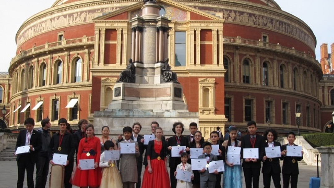 Млад русенец свири на рояла на Елтън Джон в Лондон