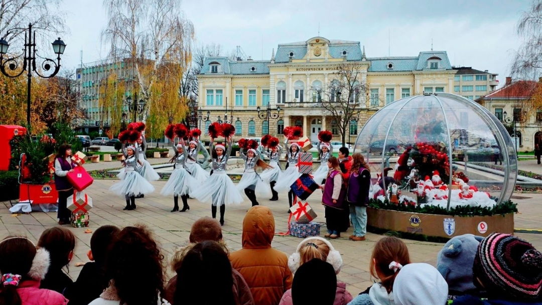 Лайънс клуб „Вдъхновение“ дари празнична украса на града по повод фестивала „Русе – коледната звезда на Дунав“