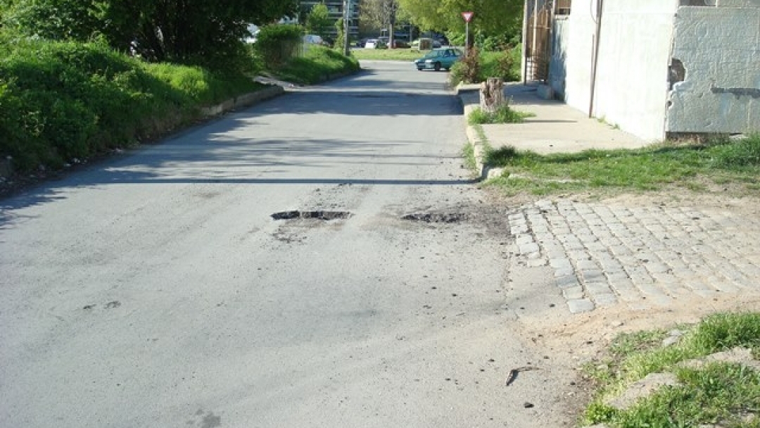 Вандали посегнаха на нов асфалт