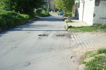 Вандали посегнаха на нов асфалт