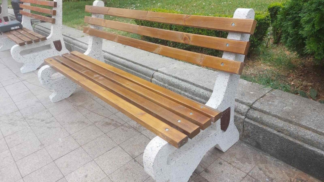 Монтират нови бетонни пейки, произведени в Русе