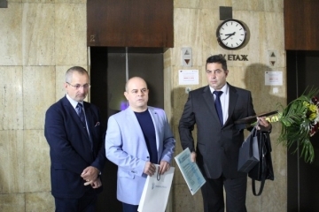 Кметът Пламен Стоилов посрещна новия областен управител с икона на Свети Георги