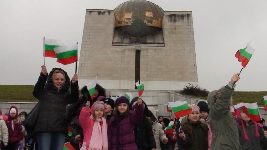 Деца от ОДЗ „Снежанка“ отбелязаха националния празник в Пантеона на възрожденците