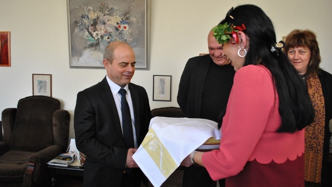 Златна рибка и шерифска значка за рождения ден на кмета Пламен Стоилов 